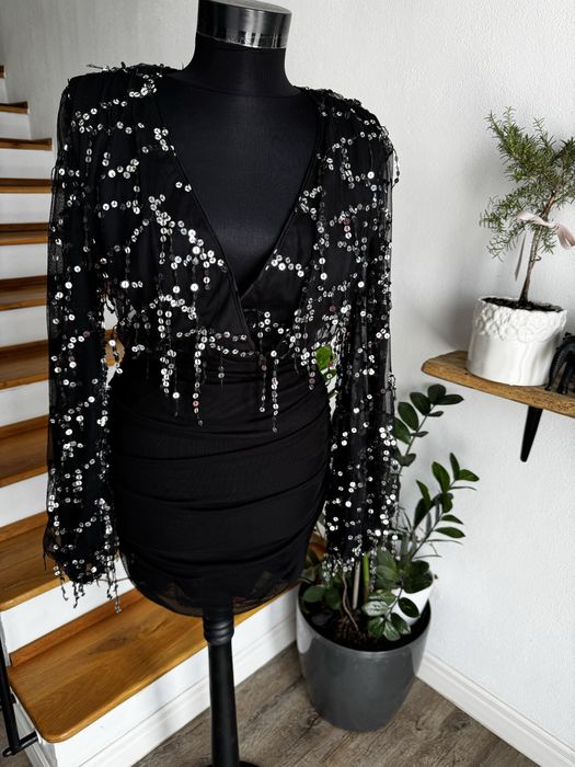 Rochie scurta neagra cu maneci largi plina de paietearimea S
