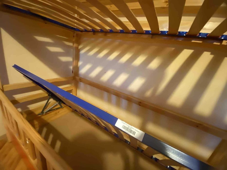 Използвано двуетажно детско легло -масивно дърво и 2 матрака 82х190см.