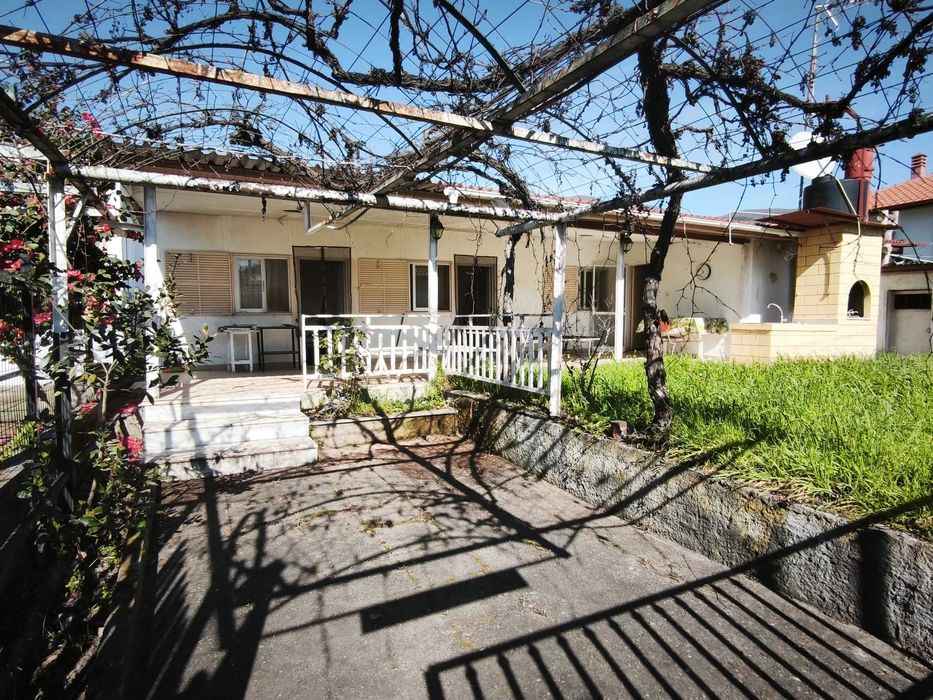 Продава многостайна къща 70 м2 с 2 парцела 330 м2 в Аспровалта, Гърция