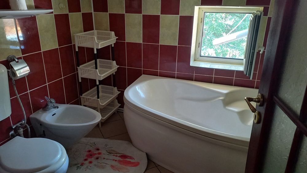 Vând apartament 3 camere decomandate, 42 de m.p. et.4 cu sarpanta locuibila, lângă Școală nr.7