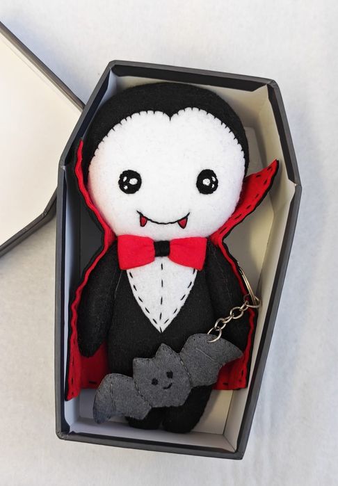 Set cadou papusa Dracula+breloc