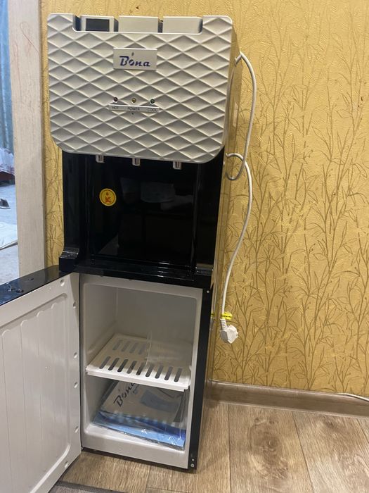 Кулер новый с подачей горячей воды