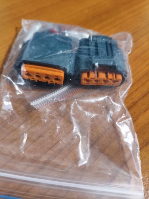 4 пинов конектор за кола