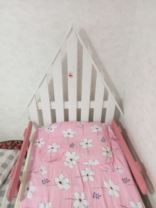 Детские кроватки для мальчика и девочки.