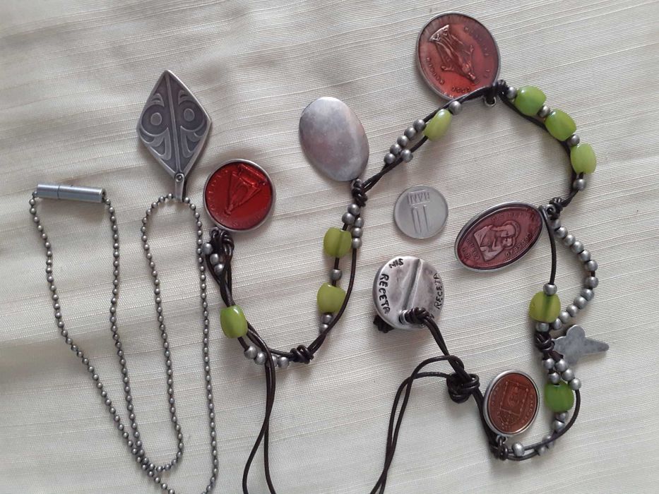 2 pandantive  tribale originale Vceroy plus unul Sin Receta