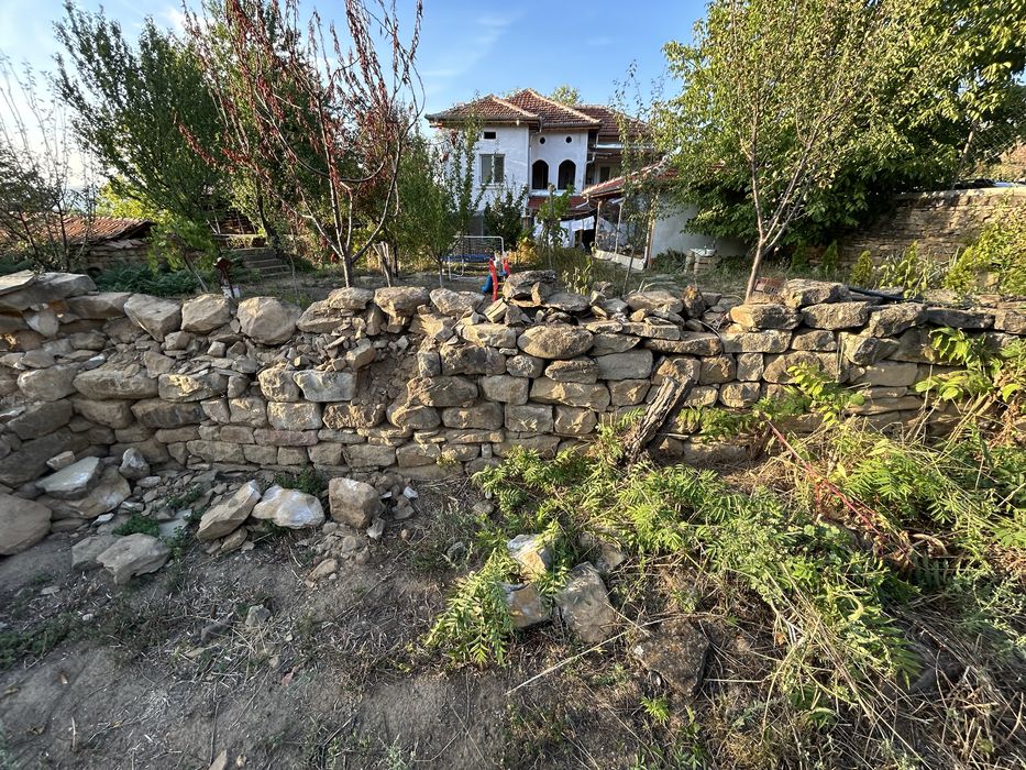 Дялан камък от дувар