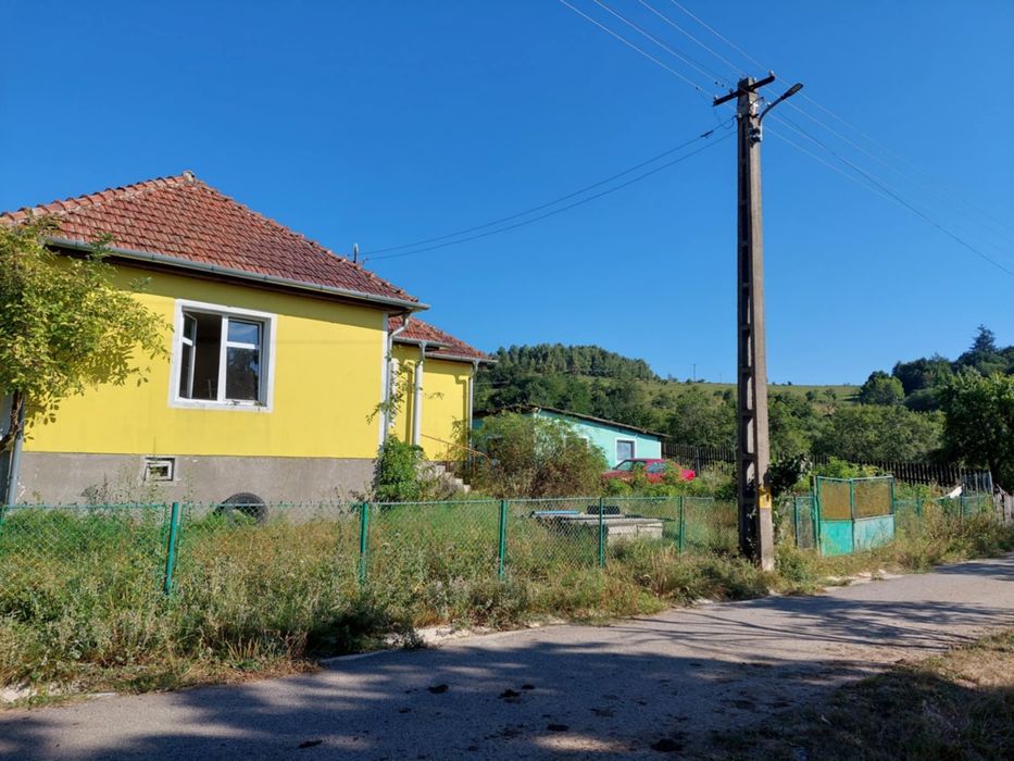 Vand 2 case + teren 60 hectare Merisoru de Munte jud.Hunedoara