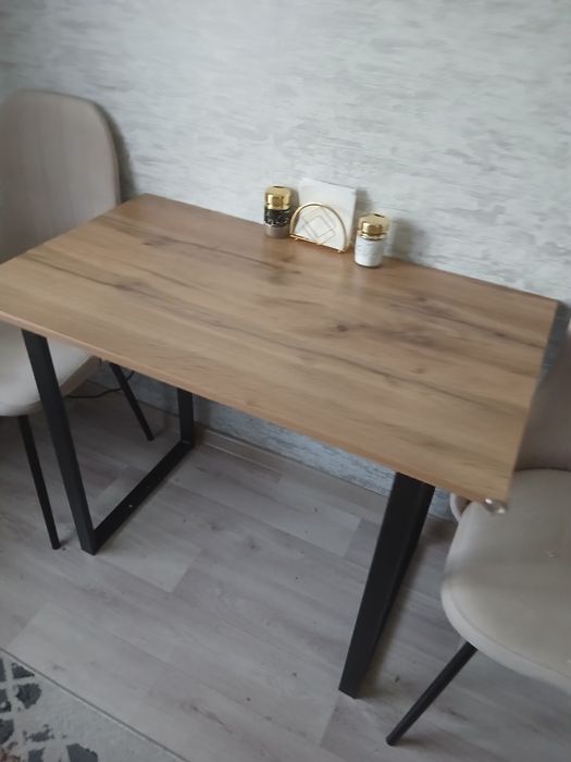 Продам современный стол в идеальном состоянии