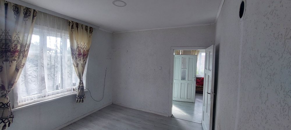 Двуетажна тухлена къща в с.Певците