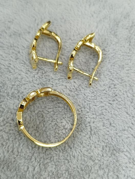 Золотое комплект Christian Dior , проба 585, общий вес 5,85 гр размер