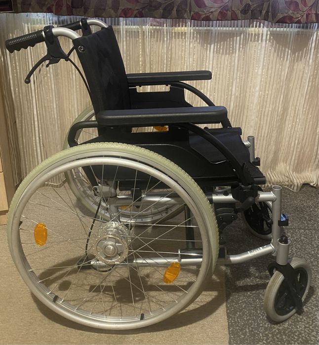 Carucior handicap scaun cu rotile batrani fara suport pentru picioare