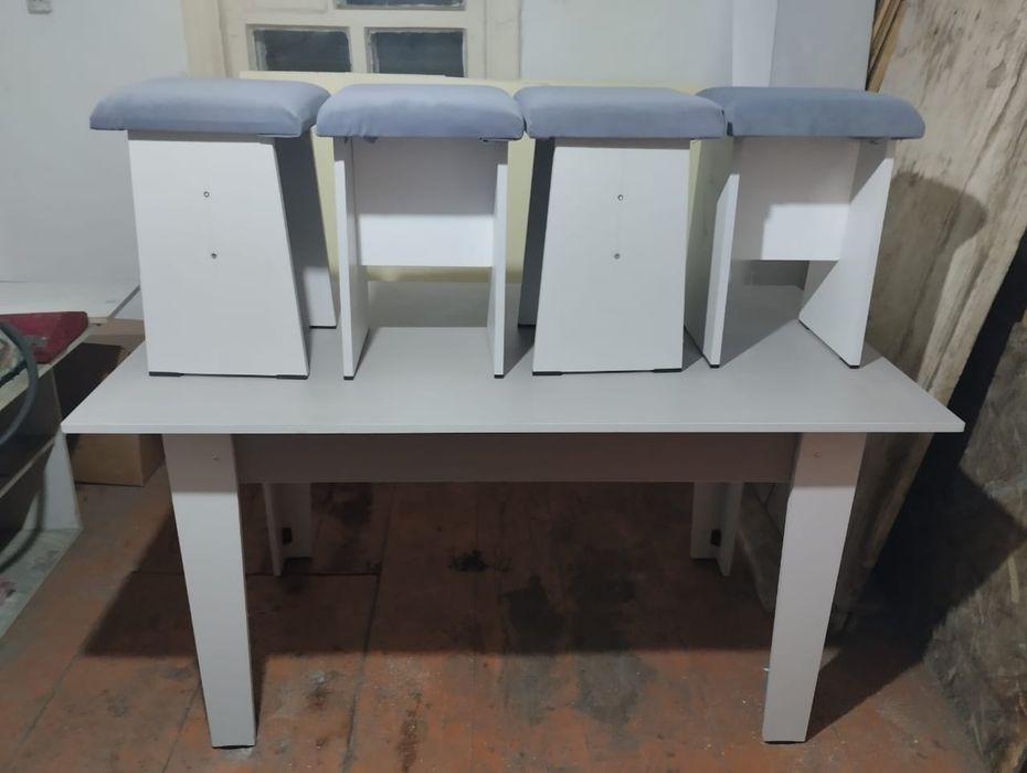 Стол со стульями