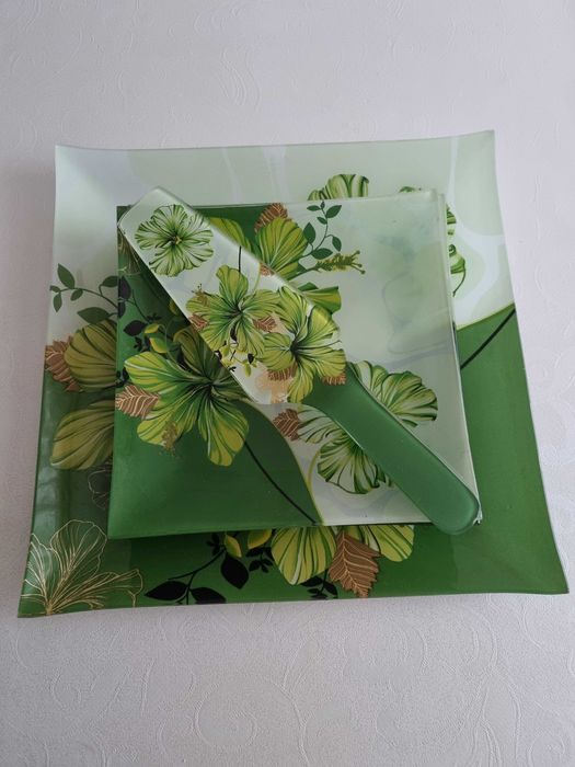 Посуда: тортница + 6 тарелочек