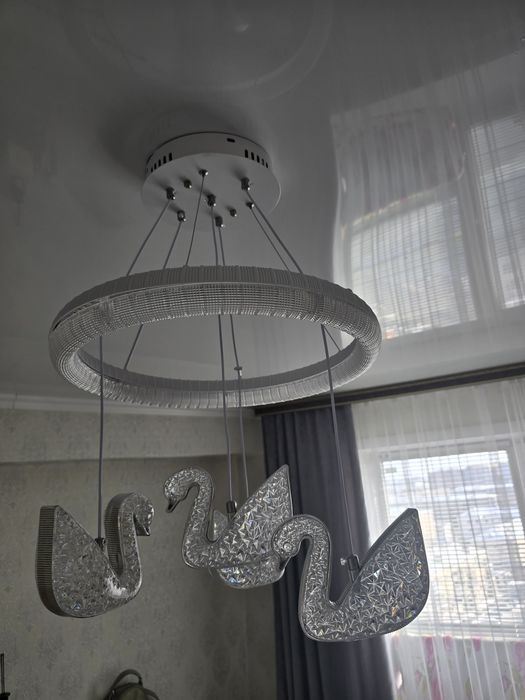 Продам классную  люстру