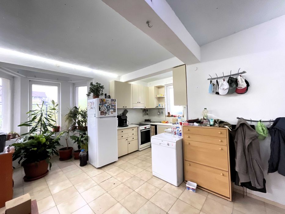 Монолитна къща с гараж