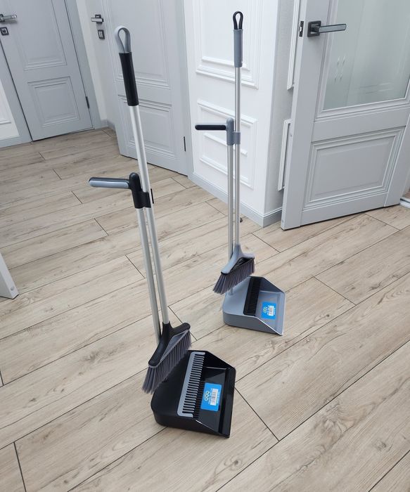 Метла и савок. Щетка и савок.