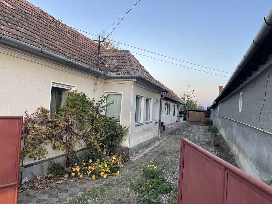 Casă 5 camere + teren 1475 mp + utilități – Pericei