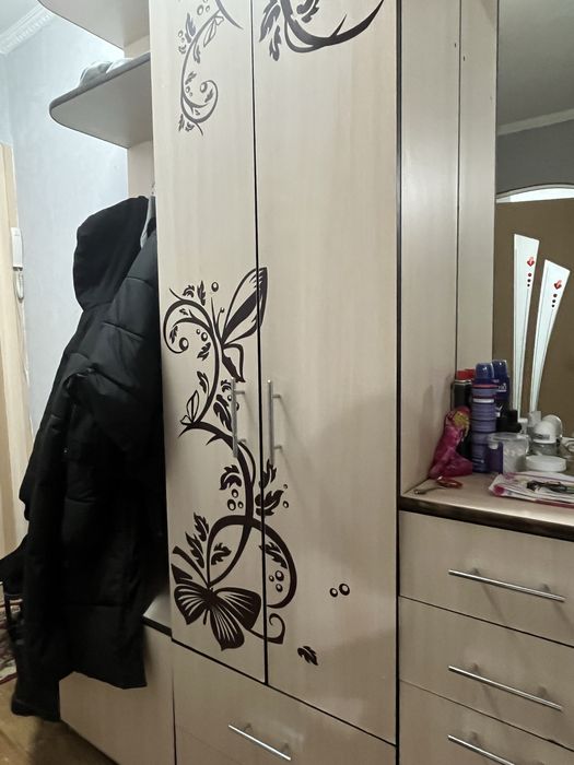 Продам прихожий шкаф