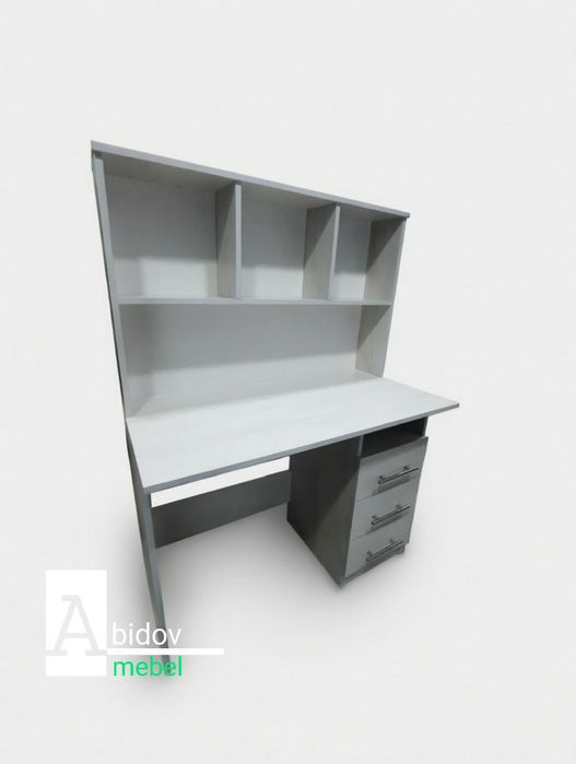 Функциональный письменный стол-парта от производителя.