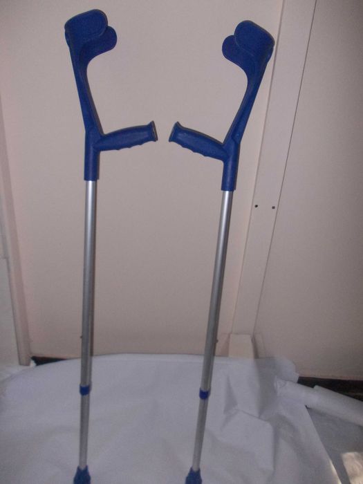 2 Carje antebrat inaltime reglabila 50 Lei perechea sau 25 Lei o carja