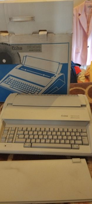 Пишеща машина почти нова . Много запазена.