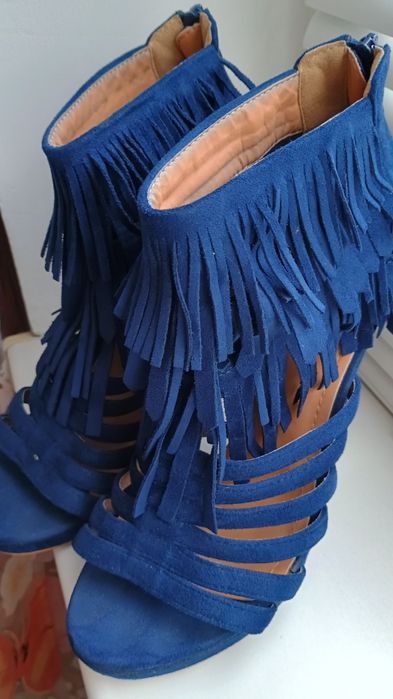 Сандали с ресни и висок ток