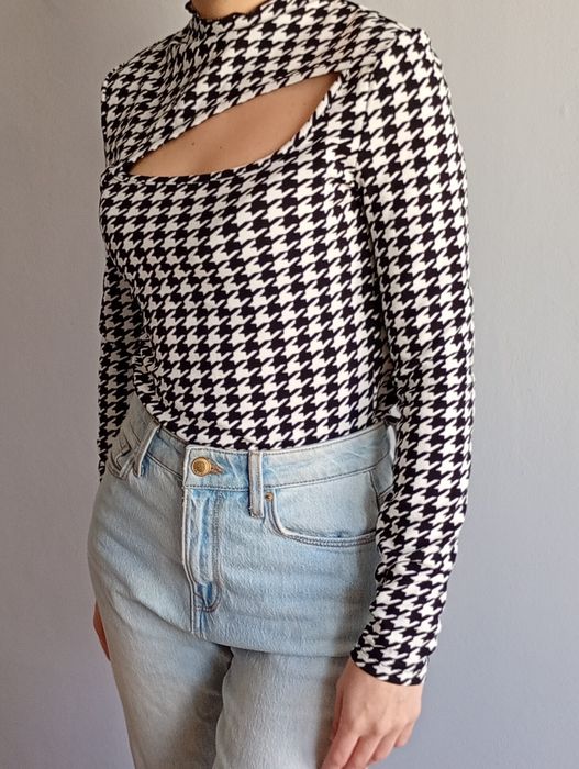 Черно-бяла блуза с геометричен дизайн