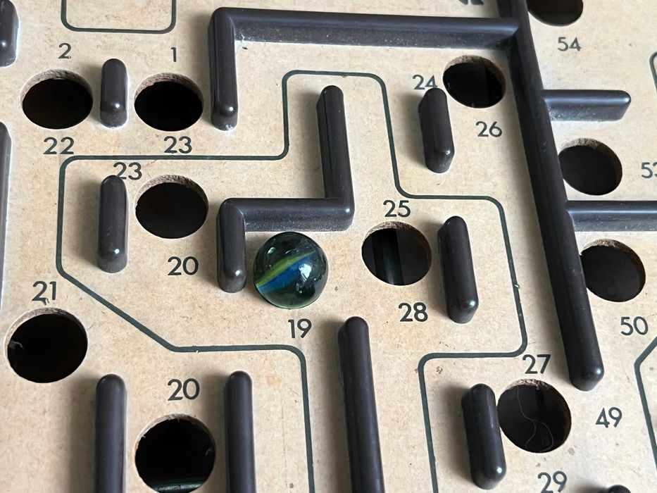 Joc labirint clasic BRIO Labyrintspel din lemn cu bila de sticla