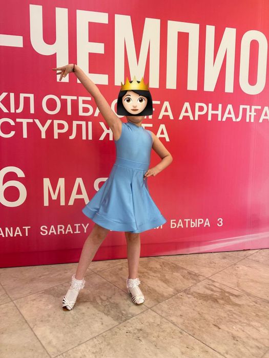 Бальные платья разных расцветок.