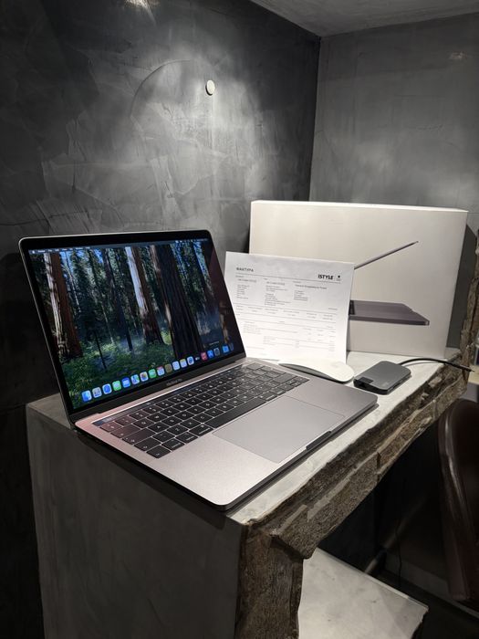 КАТО ЧИСТО НОВ Macbook Pro 13.3" + Magic Mouse + USB C HUB