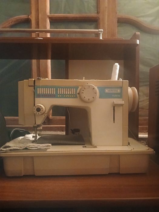 Швейная машина сотилади холати яхши ишлайди