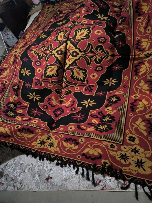 Красив червено черен килим