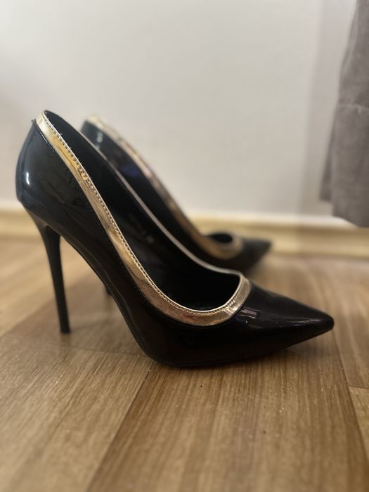 Стилетo с черен и златист цвят