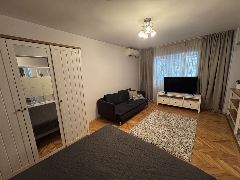 Inchiriez garsoniera Calea Bucuresti zona Piata Centrala