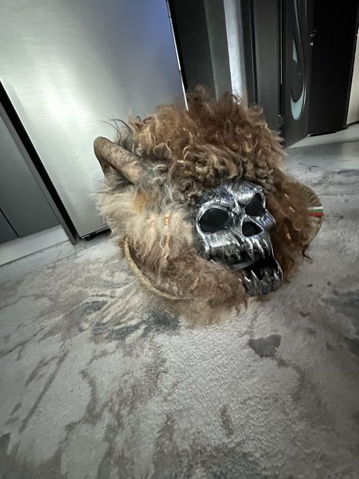 Кукерска маска от каска за мотор