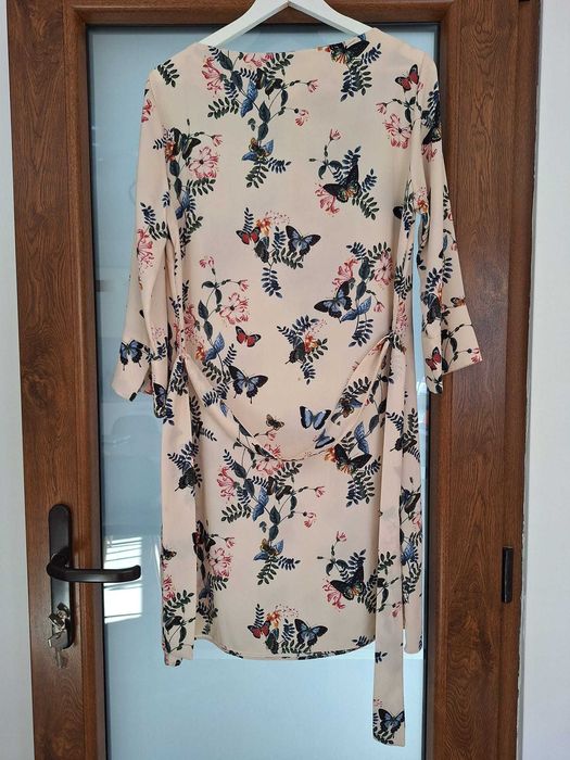 Rochie H&M crem cu imprimeu fluturi și flori – Mărimea 44