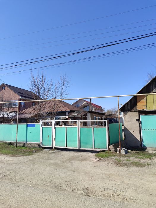 Частный дом с постройкоми.