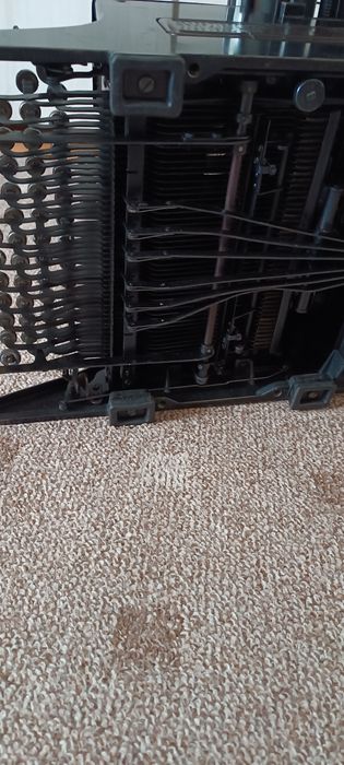 Vând mașina de scris ADLER