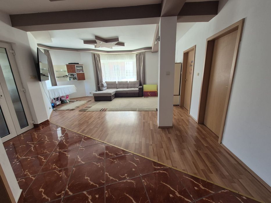Apartament la vila de vanzare pe Sarmas
