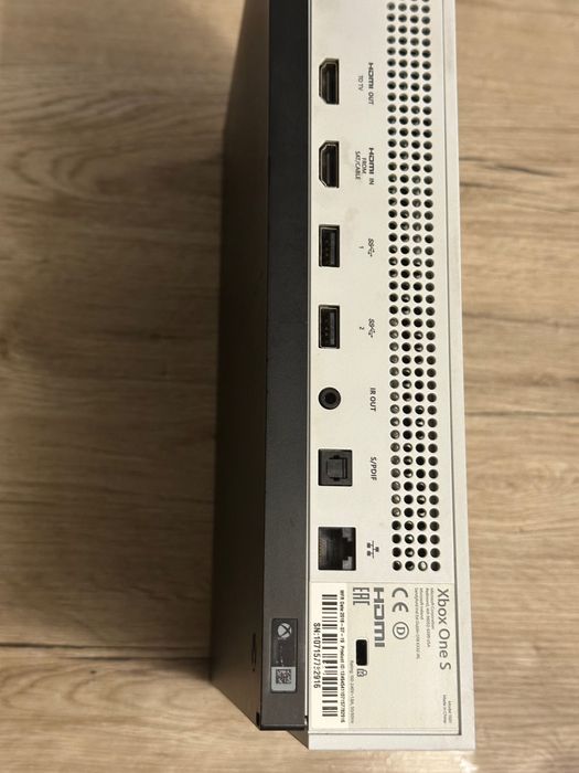 Xbox One S 1TB + 2 games