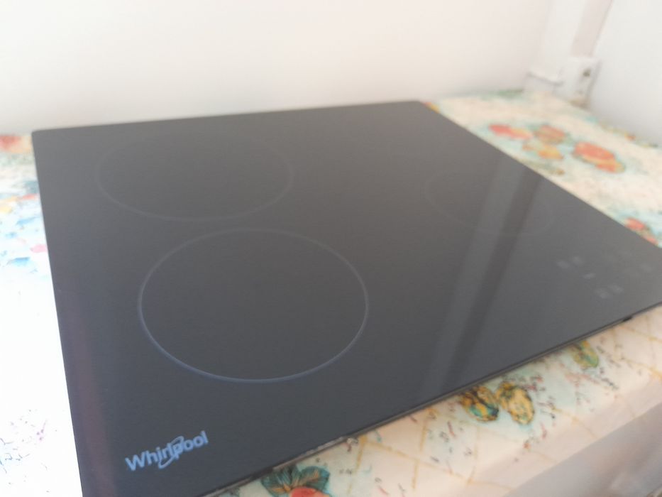 Vând plita vitroceramica Whirlpool