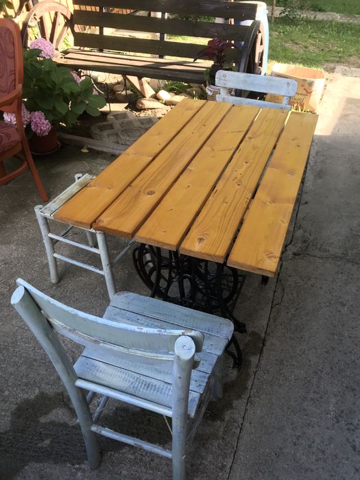 Маса от фигурален чугун с ретро столове