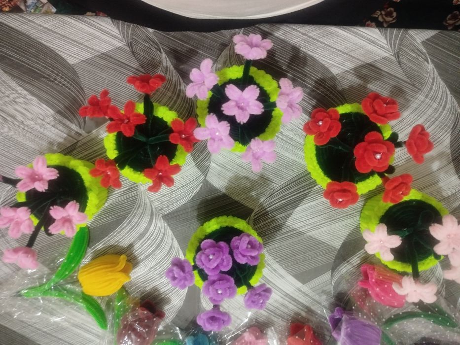 Gullar momiq simda tikilgan