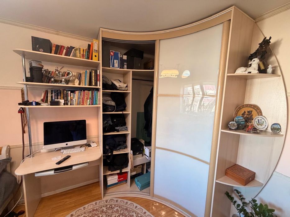 Продам шкаф со столом и полками