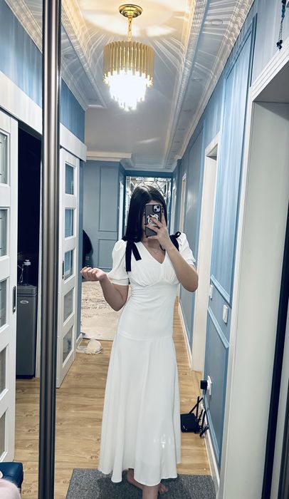 Нарядное белое платье