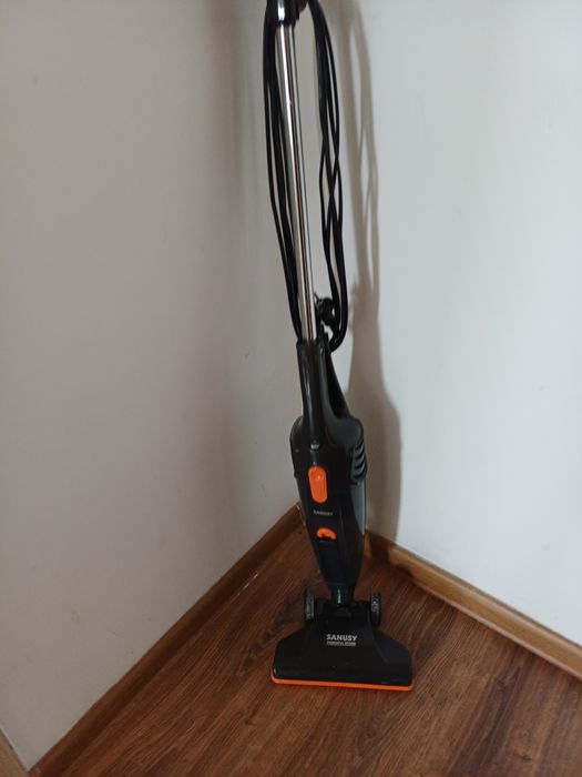 Продам пылесосс вертикальный