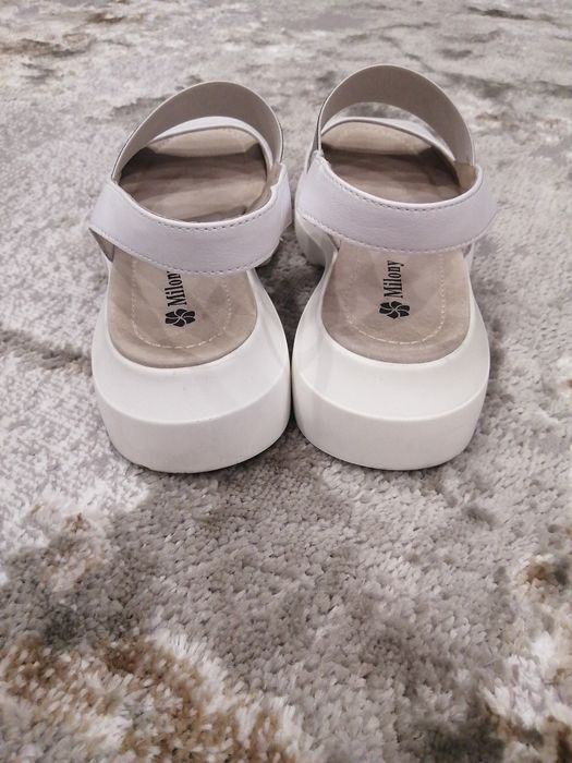 Продам босоножки