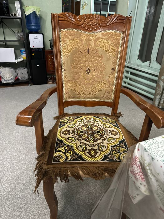 Сутлья и стол для гостиннлй