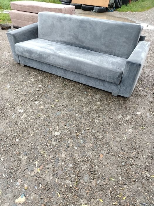 Vănd canapea extensibila cu ladă de depozitare în stare foarte bună