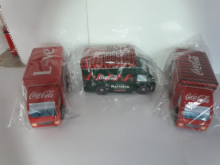 Продавам  трите вида рекламни кутии и  камиончета на Кока Кола.